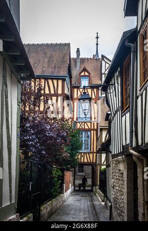Rouen, Francia, ottobre 2020, vista di Rue des Chanoises una stretta strada acciottolata nel centro pedonale con case medievali a graticcio Foto Stock