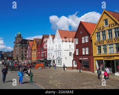 Bryggen, conosciuto come Tyskebryggen, è una serie di colorati edifici commerciali del patrimonio anseatico che costeggiano il lato orientale del porto di Vågen Foto Stock