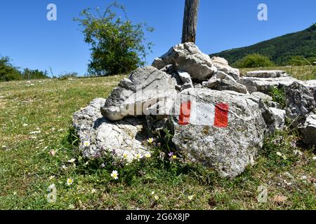 Segnaletica lungo un sentiero di montagna Foto Stock