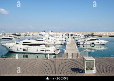 Barche a Saint George Bay anche noto come Zaitunay Bay, Beirut, Libano Foto Stock