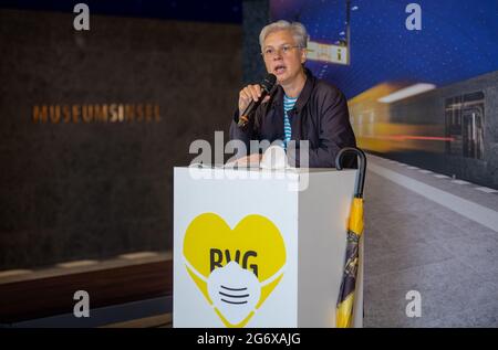 Berlino, Germania. 09 luglio 2021. EVA Kreienkamp, Presidente del Consiglio di Amministrazione di BVG, interviene all'apertura della stazione della metropolitana di Museum Island. Credit: Christophe Gateau/dpa/Alamy Live News Foto Stock