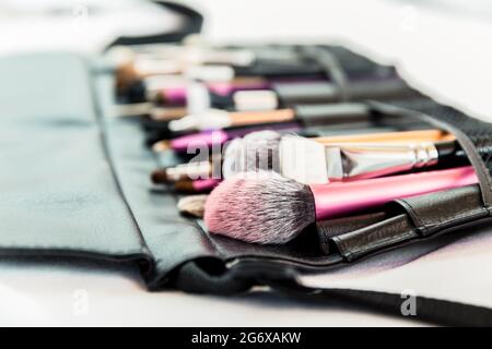 Primo piano di diverse spazzole usate di make-up disposte in kit Foto Stock