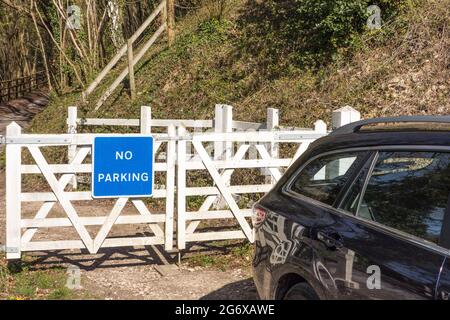 Parcheggio di fronte al cartello No Parking, Gloucestershire, regno unito Foto Stock