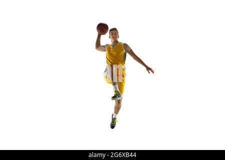Un giovane, un giocatore di basket con un allenamento di palla isolato su sfondo bianco studio. Concetto di pubblicità. Montare l'atleta caucasico che salta con Foto Stock