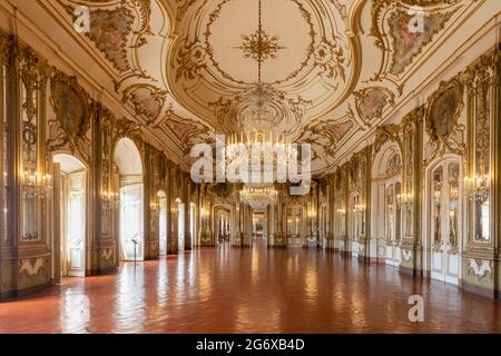 Palazzo Queluz, comune di Sintra, Portogallo. La Sala del Trono. La costruzione del palazzo rococò iniziò nel 1747 sotto la supervisione del portoghese A. Foto Stock