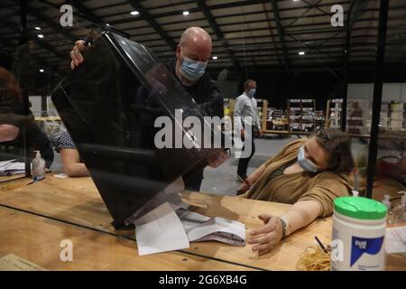 Un ballottaggio viene svuotato durante il conteggio per la by-elezione di Dublin Bay South a Simmonscourt, RDS a Ballsbridge, Dublino. Data immagine: Venerdì 9 luglio 2021. Foto Stock