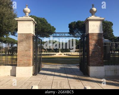 ANZIO, ROMA, ITALIA - 23 GENNAIO 2020: Ingresso al Cimitero di Guerra del Capo della Spiaggia (chiamato anche Cimitero Inglese) ad Anzio, Italia Foto Stock