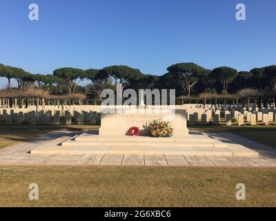 ANZIO, ROMA, ITALIA - 23 GENNAIO 2020: L'altare in pietra reca l'iscrizione 'il loro nome vive per sempre' al Beach Head War Cemetery (chiamato anche Foto Stock