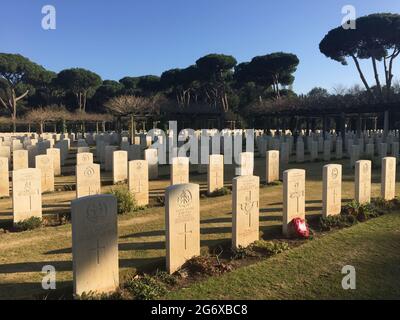 ANZIO, ROMA, ITALIA - 23 GENNAIO 2020: Linee di tombe nel Cimitero di Guerra di Beach Head (chiamato anche Cimitero Inglese) ad Anzio, Italia Foto Stock