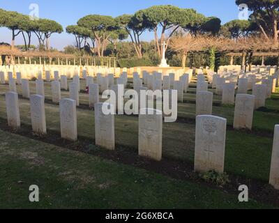 ANZIO, ROMA, ITALIA - 23 GENNAIO 2020: Linee di tombe nel Cimitero di Guerra di Beach Head (chiamato anche Cimitero Inglese) ad Anzio, Italia Foto Stock