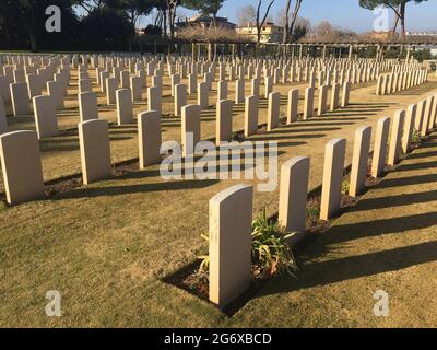 ANZIO, ROMA, ITALIA - 23 GENNAIO 2020: Linee di tombe nel Cimitero di Guerra di Beach Head (chiamato anche Cimitero Inglese) ad Anzio, Italia Foto Stock