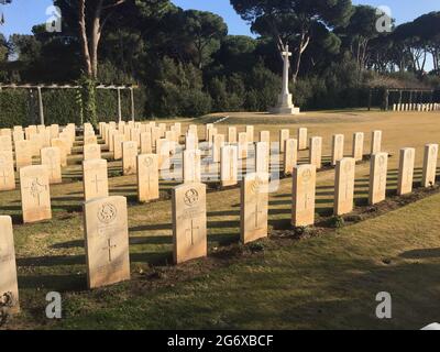 ANZIO, ROMA, ITALIA - 23 GENNAIO 2020: Linee di tombe nel Cimitero di Guerra di Beach Head (chiamato anche Cimitero Inglese) ad Anzio, Italia Foto Stock
