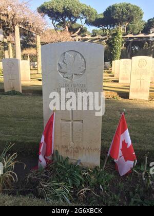 ANZIO, ROMA, ITALIA - 23 GENNAIO 2020: Tomba di un soldato canadese nel Cimitero di Guerra di Beach Head (chiamato anche Cimitero Inglese) Anzio, Italia Foto Stock