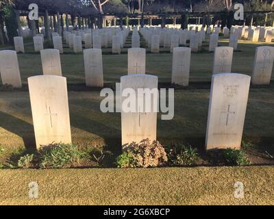 ANZIO, ROMA, ITALIA - 23 GENNAIO 2020: Tombe di soldati non identificati portano l'iscrizione 'noto a Dio' nel Beach Head War Cemetery (anche chiamata Foto Stock