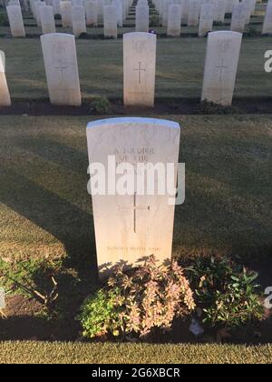 ANZIO, ROMA, ITALIA - 23 GENNAIO 2020: Tomba di un soldato non identificato reca l'iscrizione 'noto a Dio' nel Cimitero di Guerra di Beach Head (chiamato anche Foto Stock