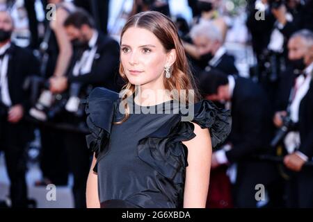 Cannes, Francia. 8 luglio 2021. CANNES - 08 LUGLIO: Joséphine Japy arriva alla prima di ' STILLWATER ' durante il 74a Festival di Cannes il 08 luglio 2021 al Palais des Festivals a Cannes, Francia. (Foto di Lyvans Boolaky/ÙPtertainment/Sipa USA) Credit: Sipa USA/Alamy Live News Foto Stock