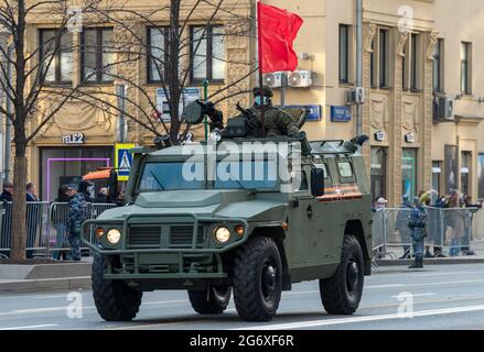 30 aprile 2021 Mosca, Russia. Auto corazzata da tigri in via Tverskaya a Mosca. Foto Stock