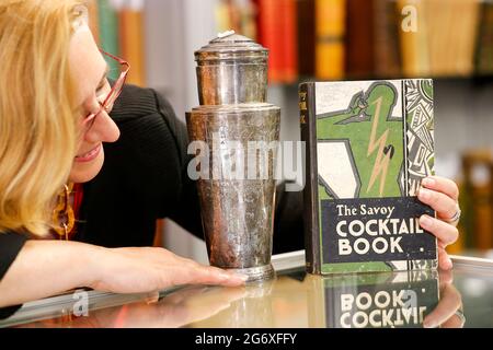 Newpound, Wisborough Green. 09 luglio 2021. Silke Lohmann pone con Harry Craddock's 'The Savoy cocktail Book' che è un classico tra i libri di cocktail - questa prima edizione è inclusa nella stampa Bellmans 'libri, manoscritti e mappe asta Giovedi, 15 luglio e porta una stima di £200-£300. Credit: james jagger/Alamy Live News Foto Stock