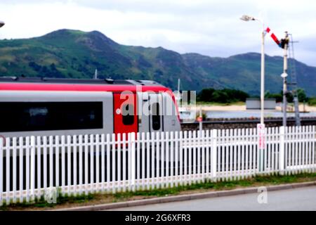 Treno alla stazione di Deganwy North Wales Foto Stock
