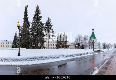 Il Cremlino è una fortezza nel centro storico di Nizhny Novgorod, in Russia. Cattedrale di Michele Arcangelo. Inverno. Foto Stock