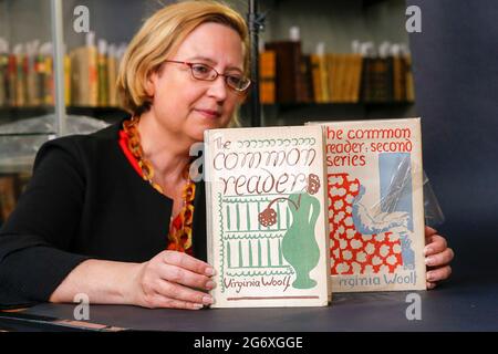 Newpound, Wisborough Green. 09 luglio 2021. Asta di libri e manoscritti di Bellmans, Wisborough Green, West Sussex. Silke Lohmann in posa con l'edizione moderna del lettore comune di Virginia Woolf alla Casa d'aste di Bellmans a Wisborough Green. Credit: james jagger/Alamy Live News Foto Stock