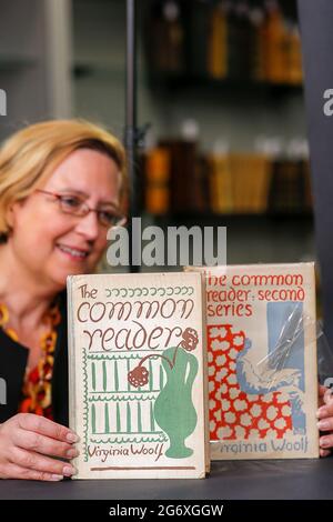 Newpound, Wisborough Green. 09 luglio 2021. Asta di libri e manoscritti di Bellmans, Wisborough Green, West Sussex. Silke Lohmann in posa con l'edizione moderna del lettore comune di Virginia Woolf alla Casa d'aste di Bellmans a Wisborough Green. Credit: james jagger/Alamy Live News Foto Stock