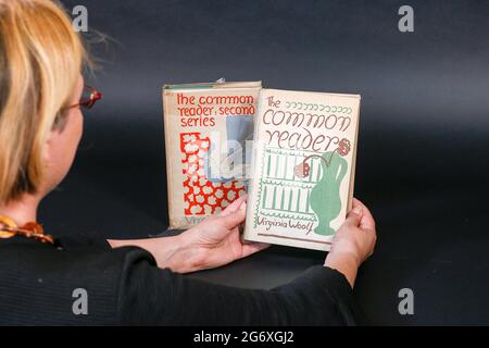 Newpound, Wisborough Green. 09 luglio 2021. Asta di libri e manoscritti di Bellmans, Wisborough Green, West Sussex. Silke Lohmann in posa con l'edizione moderna del lettore comune di Virginia Woolf alla Casa d'aste di Bellmans a Wisborough Green. Credit: james jagger/Alamy Live News Foto Stock