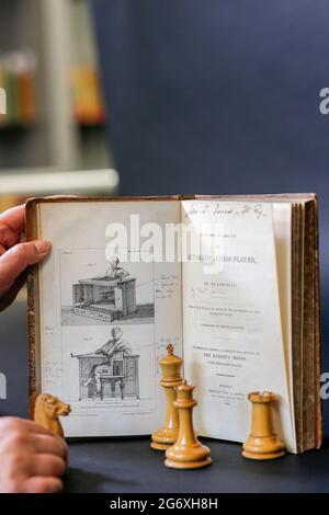 Newpound, Wisborough Green. 09 luglio 2021. Silke Lohmann di Bellmans Auctions in posa con il libro di Robert Willis ‘un tentativo di analizzare l'Automaton Chess Player di MR. De Kempelen’ dal 1821. Questa prima edizione descrive come Wolfgang von Kempelen (1734-1804) ha esposto per la prima volta il suo celebre "giocatore di scacchi Automaton" (o "il Turco meccanico") nel 1770. Il libro fa parte di un sacco che comprende vari altri libri dalla Biblioteca del compianto Sir George Encole, stimato per recuperare £500 - £800. Foto Stock