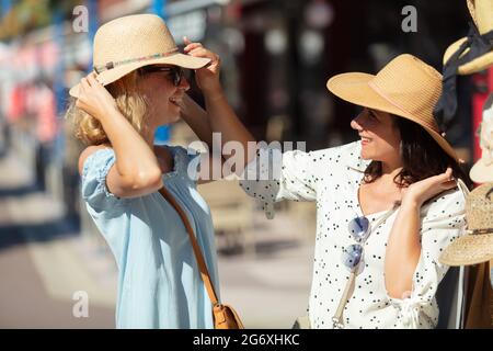 giovani belle donne al mercato settimanale dei tessuti Foto Stock