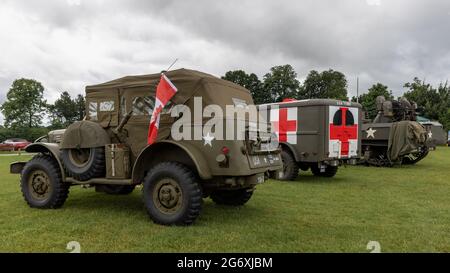 Dodge WC58 Command car, WC-54 Ambulance, M3 mezzo-pista armata Carrier personale & M38 Jeep in mostra al Shuttleworth Military show il 4 luglio 21 Foto Stock