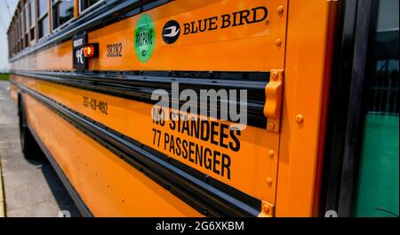 NORWALK, CT, Stati Uniti d'America - 6 LUGLIO 2021: Bus scolastico sulla spiaggia di Calf Pasture vista laterale Foto Stock