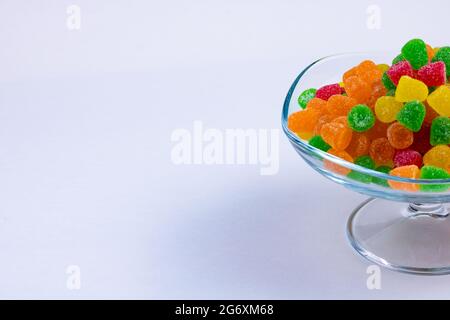 Caramelle colorate di zucchero Jelly sulla ciotola di vetro isolato su sfondo bianco. Delizioso sfondo caramelle. EID mubarak (iyi bayramlar) eid al adha (ra Foto Stock