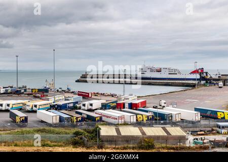 Rosslare, Contea di Wexford, Irlanda. 9 luglio 2021. La nave RO-Ro/passeggero "Kerry" poggia presso l'Europort di Rosslare tra un viaggio e l'altro. Le entrate irlandesi controllano fisicamente il 4% delle merci in arrivo nei porti di Rosslare e Dublino a partire dalla Brexit di gennaio. Credit: AG News/Alamy Live News Foto Stock