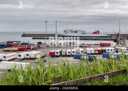 Rosslare, Contea di Wexford, Irlanda. 9 luglio 2021. La nave RO-Ro/passeggero "Kerry" poggia presso l'Europort di Rosslare tra un viaggio e l'altro. Le entrate irlandesi controllano fisicamente il 4% delle merci in arrivo nei porti di Rosslare e Dublino a partire dalla Brexit di gennaio. Credit: AG News/Alamy Live News Foto Stock