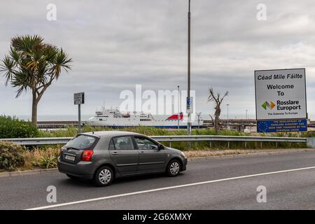 Rosslare, Contea di Wexford, Irlanda. 9 luglio 2021. La nave RO-Ro/passeggero "Kerry" poggia presso l'Europort di Rosslare tra un viaggio e l'altro. Le entrate irlandesi controllano fisicamente il 4% delle merci in arrivo nei porti di Rosslare e Dublino a partire dalla Brexit di gennaio. Credit: AG News/Alamy Live News Foto Stock