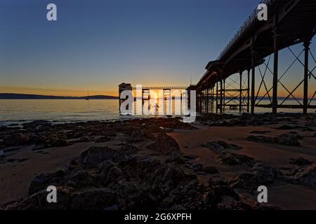 Nella foto: Natasha Jenkins in mare durante l'alba, visto attraverso la stazione delle barche RNLI a Mumbles, vicino a Swansea, Galles, Regno Unito. Domenica 13 Giugno 2021 Re: Foto Stock