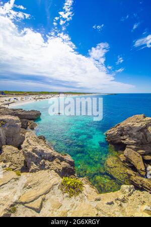 Cabras (Italia) - la città turistica costiera della Sardegna, con spiaggia, penisola del Sinis e sito archeologico di Tharros. Foto Stock