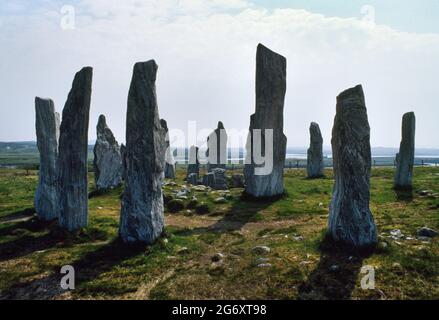 Guardando se a Callanish (Calanais) Stones in piedi che mostra l'anello centrale con cairn smussato e monolito alto più pietre della fila E. Foto Stock