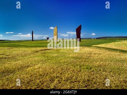 Visualizzare NNE che mostra le pietre di Stenness stone circle, Orkney, Scozia, in piedi entro i resti di un terrapieno circolare henge monumento. Foto Stock