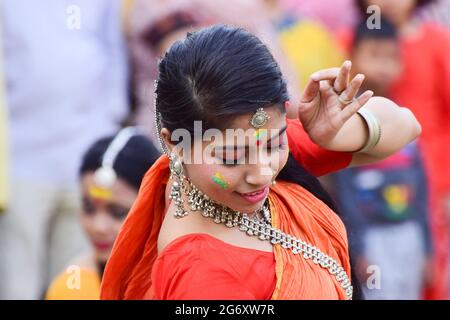 KOLKATA , INDIA - 5 MARZO 2015 : giovani ballerini che si esibiscono al festival Holi / Primavera, noto come Dol (in Bengalese) o Holi (in Hindi) celebrando ar Foto Stock