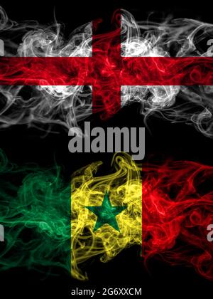 Bandiera di Inghilterra, inglese e Senegal con effetto fumoso Foto Stock