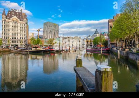 Oude Haven Rotterdam con vista su Het Witte Huis (Casa Bianca) e barche storiche Foto Stock