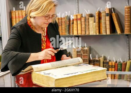 Newpound, Wisborough Green. 09 luglio 2021. Silke Lohmann in posa con una copia del 1484 della 'Comedia' di Dante Alighieri, con il commento di Christophoro Landino. Ha un valore stimato di £2000 - £3000 ed è in su per l'asta a libri e manoscritti di Bellmans l'asta il 15 luglio alle 13.00. Credit: james jagger/Alamy Live News Foto Stock