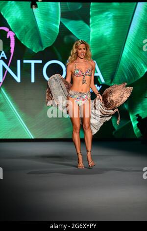 Miami Beach, Stati Uniti. 8 luglio 2021. Un modello cammina sulla pista durante Liliana Montoya a PARAISO Tent l'8 luglio 2021 a Miami Beach, Florida. (Foto di JL/Sipa USA) Credit: Sipa USA/Alamy Live News Foto Stock