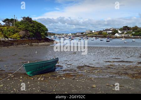 Una piccola spiaggia che si affaccia sul villaggio di Baltimora a West Cork, Irlanda. Foto Stock