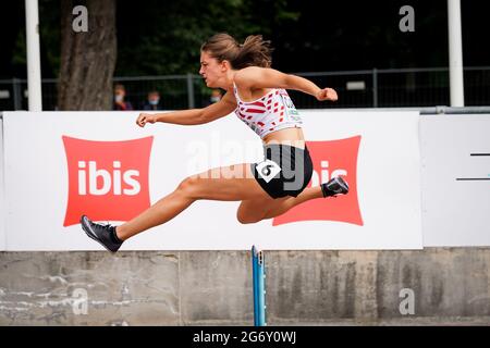 Belga Eline Claeys ha ritratto in azione durante la 400m hurdles semi-finals, al Campionato europeo di atletica U23, Venerdì 09 luglio 2021 a Talli Foto Stock