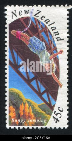 NEW ZEALAND - CIRCA 1993: Francobollo stampato dalla Nuova Zelanda, mostra Bungy Jumping, circa 1993 Foto Stock