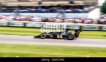 Sussex, Regno Unito. 09 luglio 2021. Goodwood House, West Sussex, Regno Unito. 9 luglio 2021. 1970 Lotus-Cosworth 72 iscritto dal Classic Team Lotus Ltd e guidato da Fittipaldi, Emerson Demo 2021 Goodwood Festival of Speed a Goodwood House, West Sussex il 9 luglio 2021. Foto di Phil Hutchinson. Solo per uso editoriale, è richiesta una licenza per uso commerciale. Nessun utilizzo nelle scommesse, nei giochi o nelle pubblicazioni di un singolo club/campionato/giocatore. Credit: UK Sports Pics Ltd/Alamy Live News Foto Stock