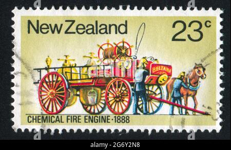 NEW ZEALAND - CIRCA 1977: Francobollo stampato dalla Nuova Zelanda, mostra le attrezzature antincendio: Motore antincendio chimico, circa 1977 Foto Stock