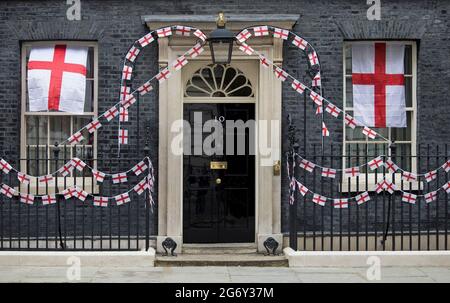 Londra, Regno Unito. 09 luglio 2021. Bandiera inglese che si batte fuori 10 Downing Street, in vista della finale del Campionato Euro 2020 tra Inghilterra e Italia di domenica. Photo credit: Ben Cawthra/Sipa USA **NO UK SALES** Credit: Sipa USA/Alamy Live News Foto Stock